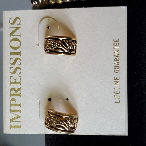 Multi-color expandable bracelet and earrings. - Picture 4 of 4